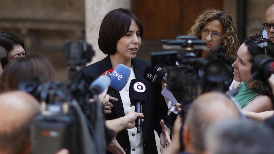 Diana Morant atiende a los medios a su llegada a La Nau de la Universitat de València.