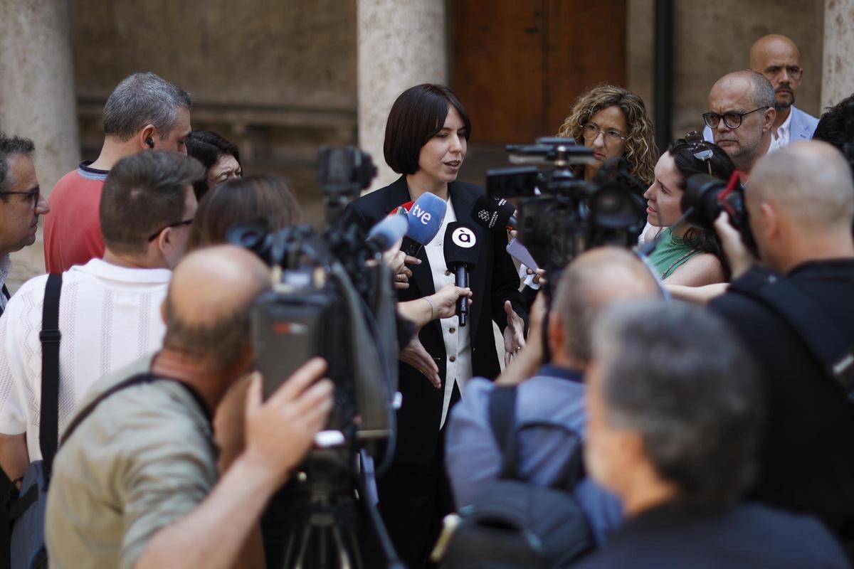 Diana Morant atiende a los medios a su llegada a La Nau de la Universitat de València.