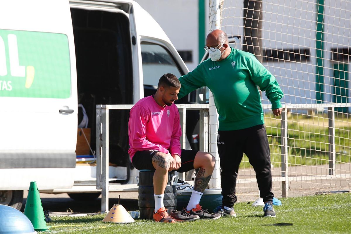 Xavi Molina, junto a Pepillo, antes de iniciar la sesión de recuperación de este lunes.