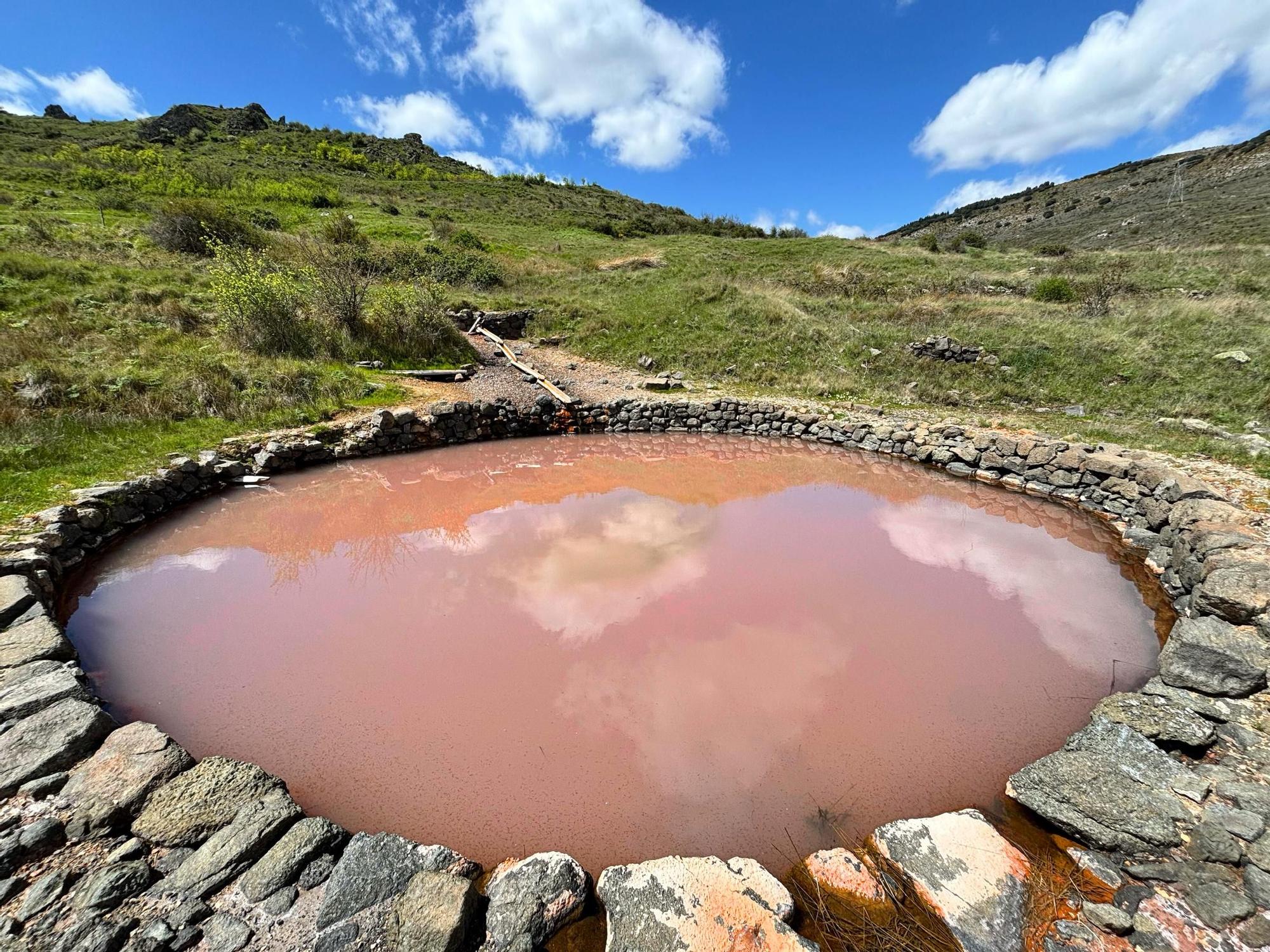 Así de impresionante es la poza rosa que hay subiendo la montaña de las salinas en Poza de la Sal