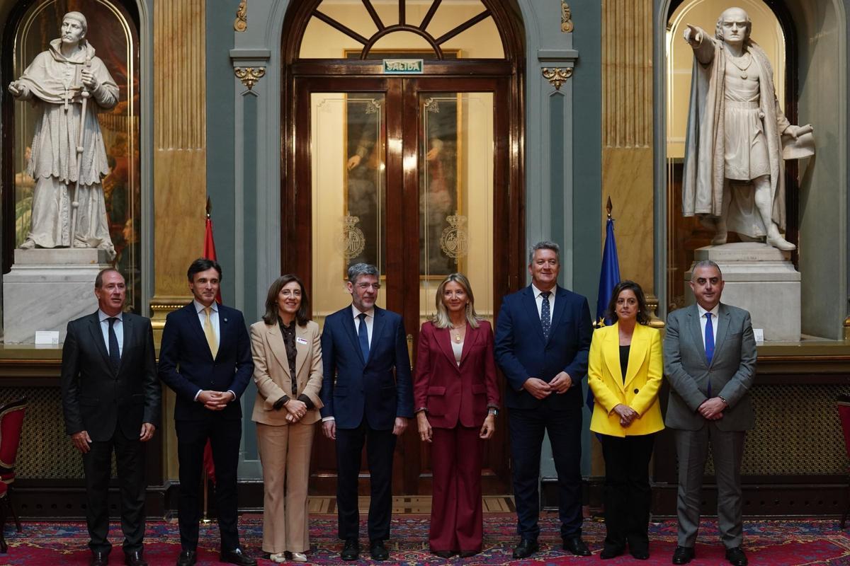 Consejeros autonómicos de las comunidades del PP con litoral, esta mañana, en el Senado.