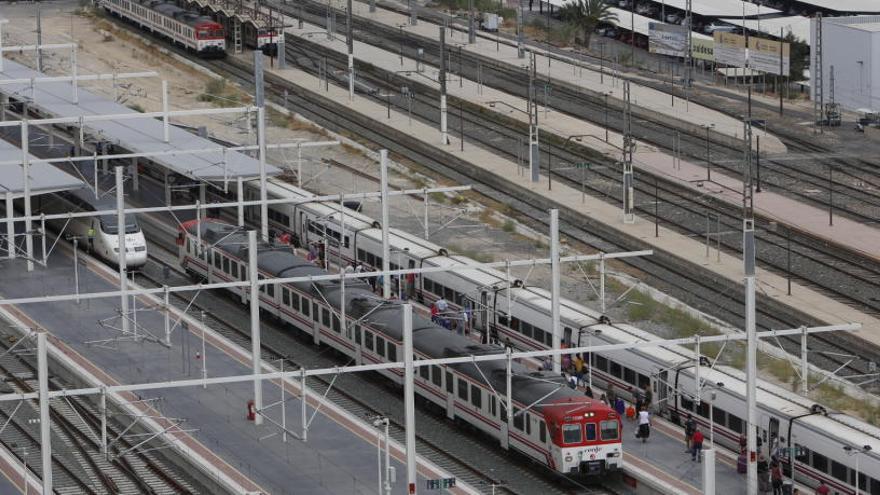 Trenes en la estación de Alicante.