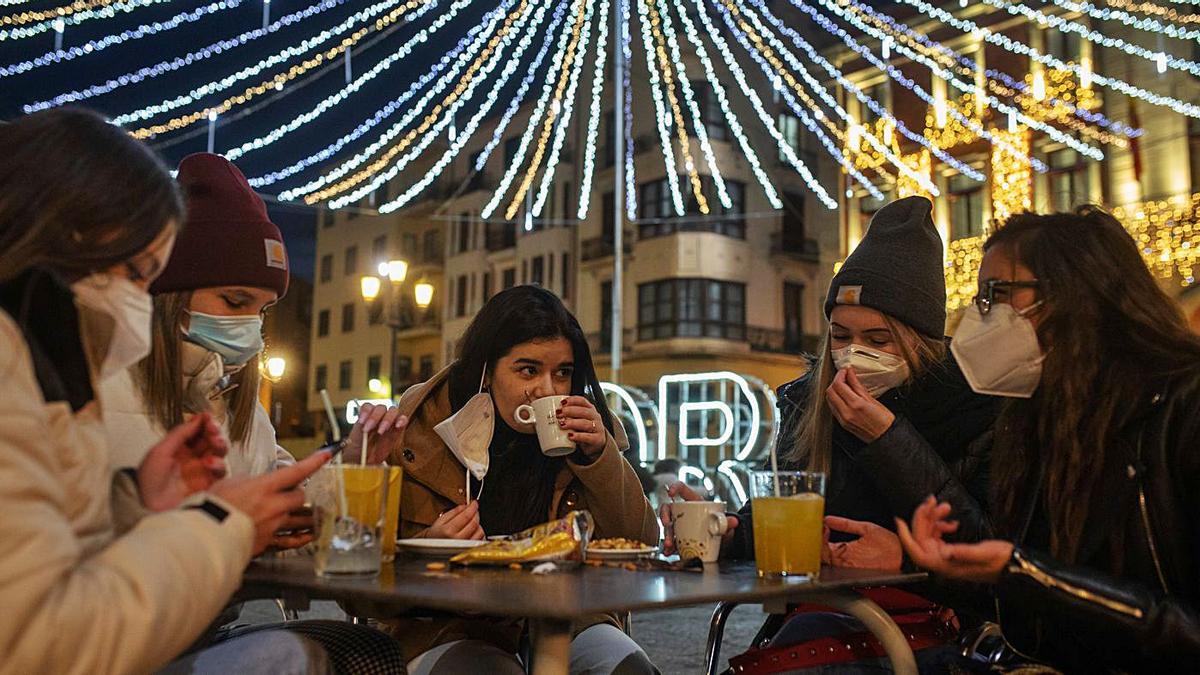 Varias jóvenes en una terraza de la Plaza Mayor en noviembre | Emilio Fraile