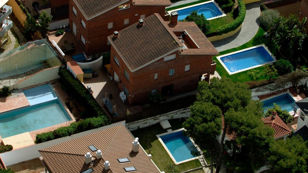 Vista aérea de casas con piscina en Castelldefels