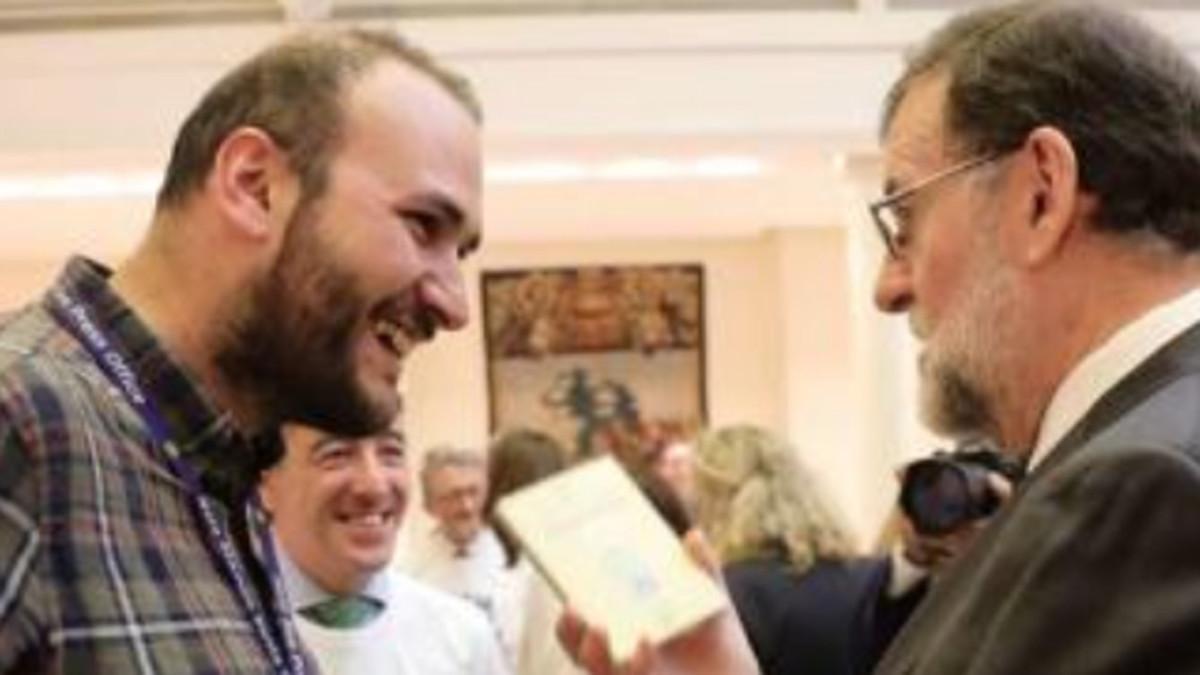 A Rajoy le entregaron el libro