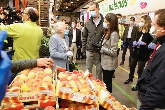 El rey Felipe y la reina Letizia conversan con los trabajadores de Mercamadrid