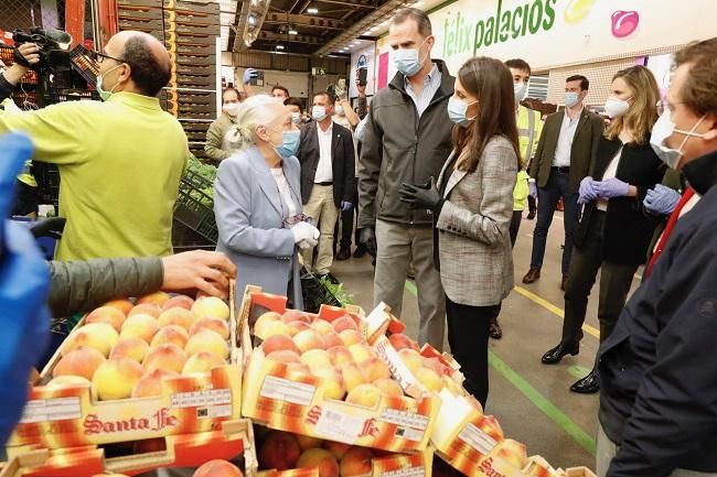 El rey Felipe y la reina Letizia conversan con los trabajadores de Mercamadrid