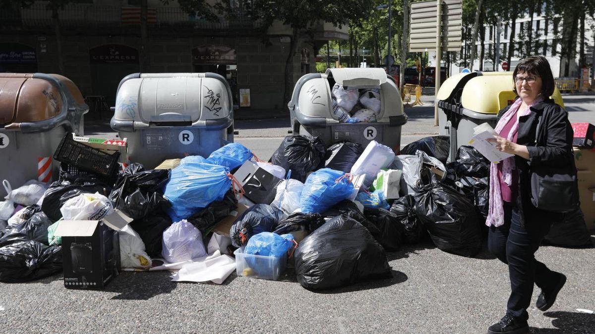 Contenidors de Girona envoltats de deixalles poc abans de l’inici de Temps de Flors, el 2019. | ANIOL RESCLOSA