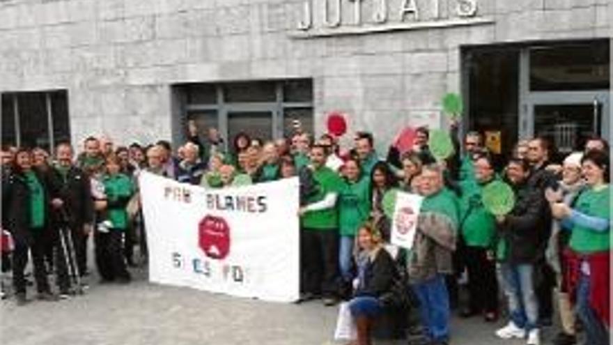 Membres de la Plataforma de Blanes ahir als jutjats de la localitat.