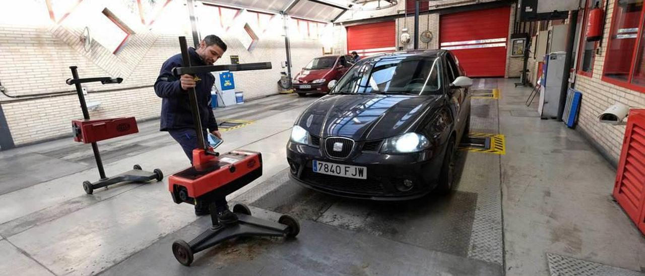 Un operario realiza la inspección a un vehículo en la ITV de Mieres.