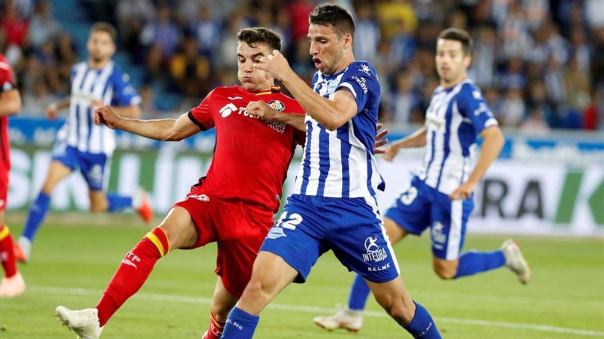 Portillo y Calleri luchan por un balón en Mendizorroza