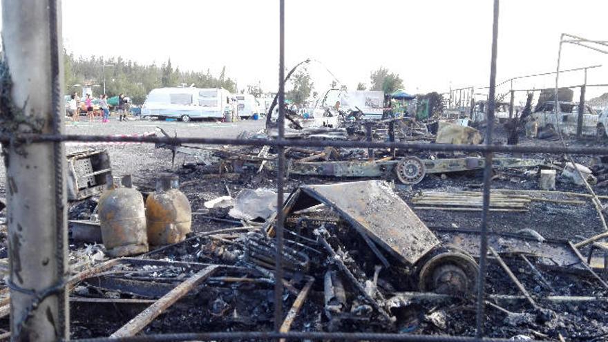 Las caravanas y los coches, en el momento en el que ardían y que explotaban al menos dos bombonas, ayer, en el camping de El Berriel.