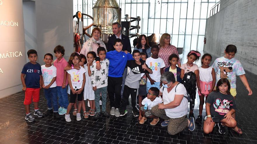 Niños saharauis del programa &#039;Vacaciones en paz&#039; visitan el Muncyt de A Coruña