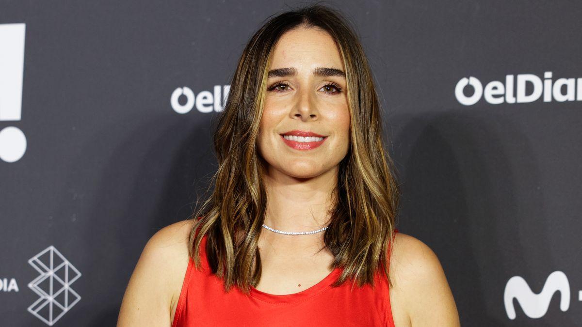 Candela Serrat, hija de Joan Manuel Serrat, tuvo una infancia atípica, lo normal