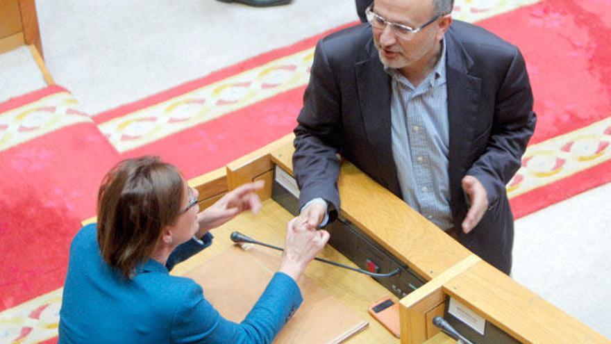 Carme Adán, de espaldas, saluda a Abel Losada // X.  ÁLVAREZ