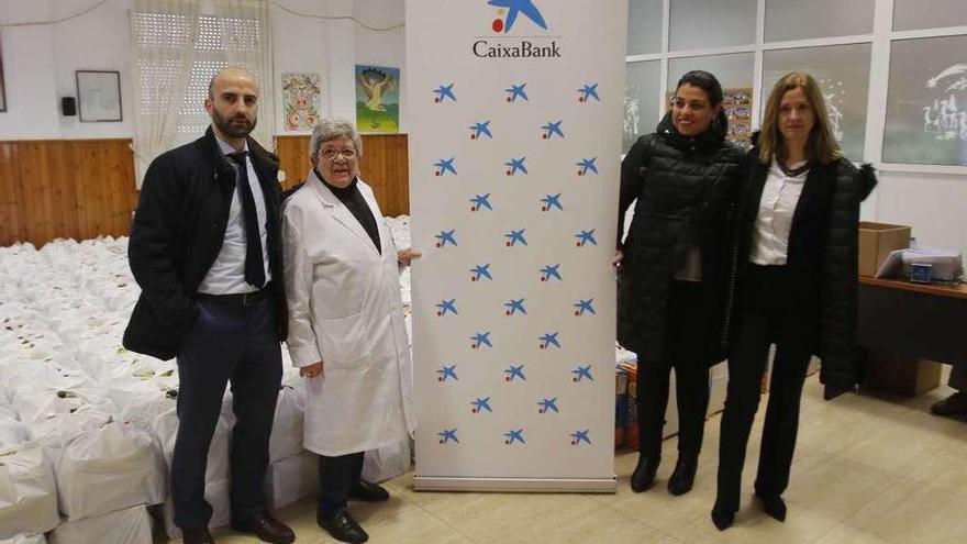 La presidenta de AFAN (2ª izq.), junto a los representantes de Caixabank, ayer, en su sede. // Alba Villar