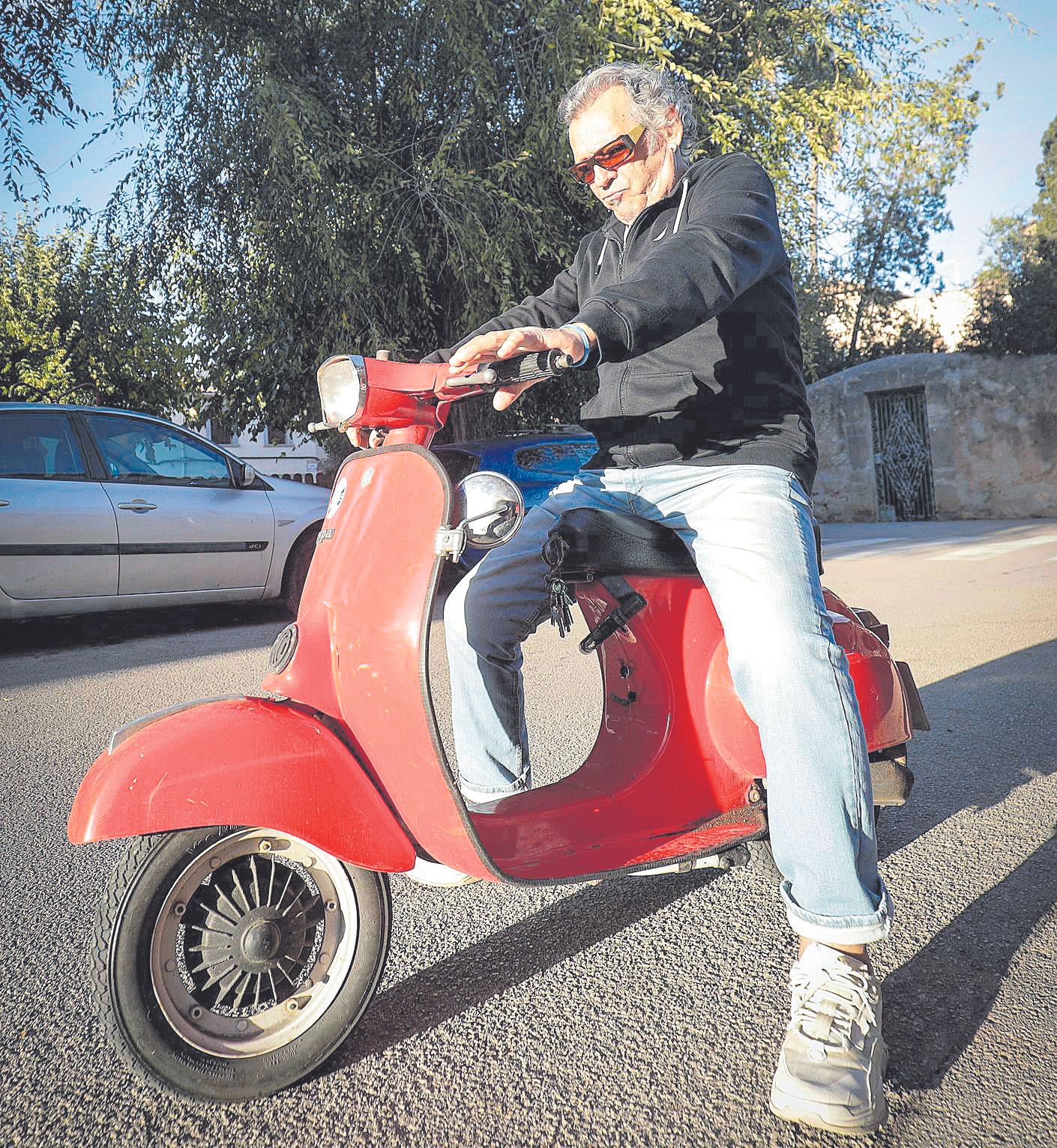 Lorenzo Santamaría, al volante de una Vespa, el primer vehículo que le llevó a Palma.