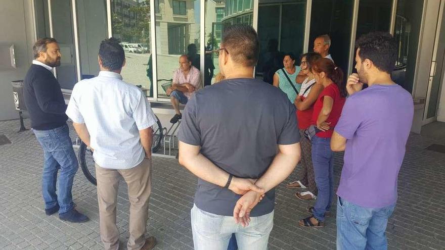 Rafael Cuíña (izda.), durante la reunión que mantuvo con los feriantes el pasado martes.