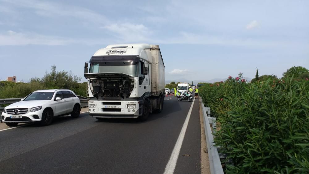 Gran atasco en la autopista de Llucmajor por un camión averiado