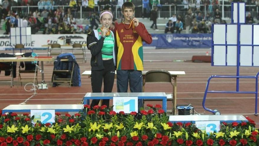 García Romo, tras una prueba. con su medalla.