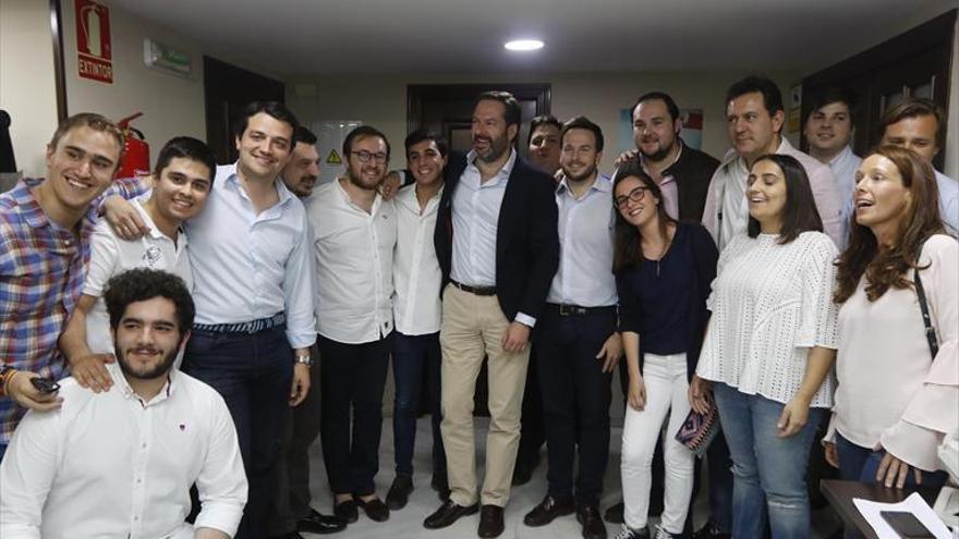 Molina se impone a Alarcón con un 82% y será nuevo presidente del PP