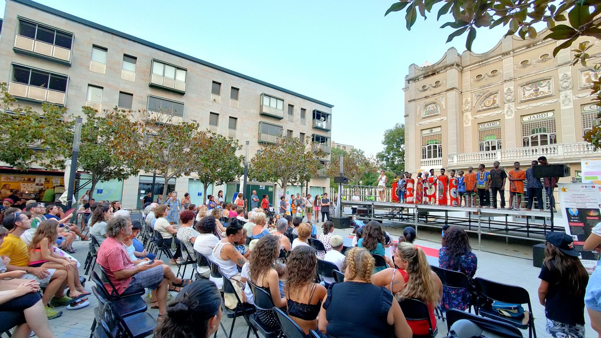 Actuació musical i circense de Nzuri Daima a Figueres