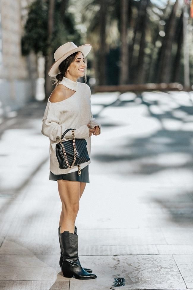 El look de Verónica Díaz JustCoco con sombrero de Raceu hats, jersey de Pura Vida Clothes, bolso de Saint Laurent, falda y botas de Zara