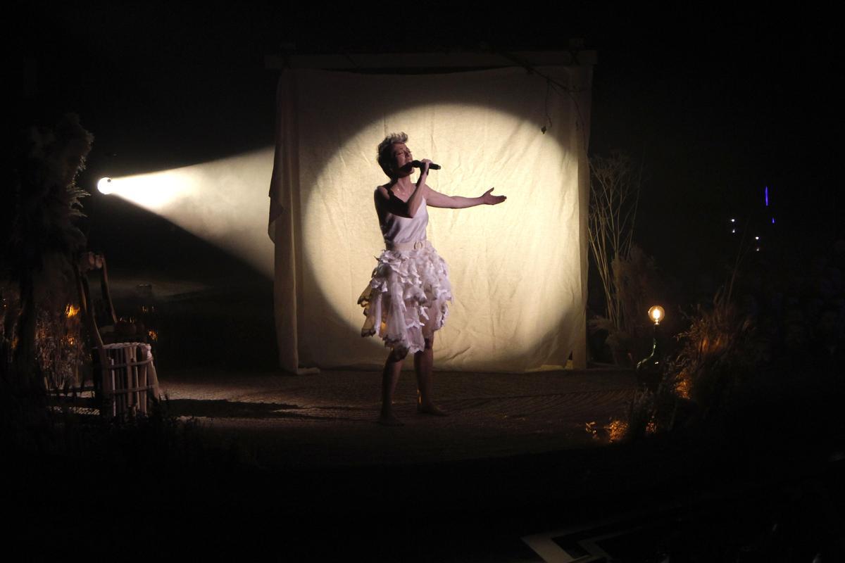 BENIDORM (ALICANTE), 04/02/2023.- La cantante Karmento durante su actuación en la final del BenidormFest 2023 que se celebra este sábado en la localidad alicantina. EFE/Morell