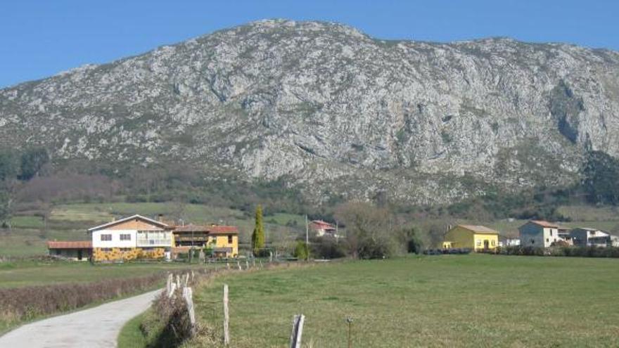 La Peña Careses, espacio protegido por el municipio que entra en la zona de afección de la línea Costa Verde.