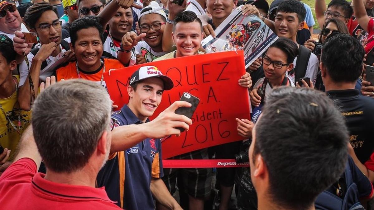 Marc Márquez atiende a sus fans tras el GP de Malasia.