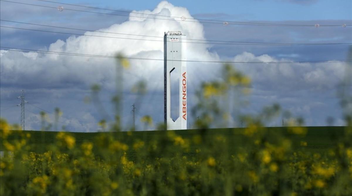 undefined32552103 a tower belonging to the abengoa solar plant is se160503190415