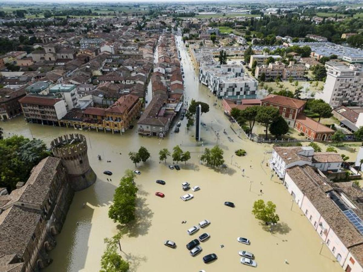 Al menos 14 muertos y 20.000 evacuados tras las inundaciones en Emilia Romaña (Italia)