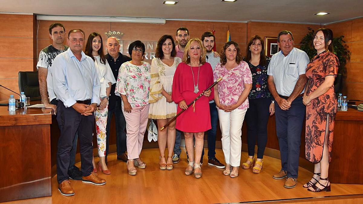 La alcaldesa de Torreblanca, Josefa Tena, junto al resto de la corporación municipal de la localidad. | MEDITERRÁNEO