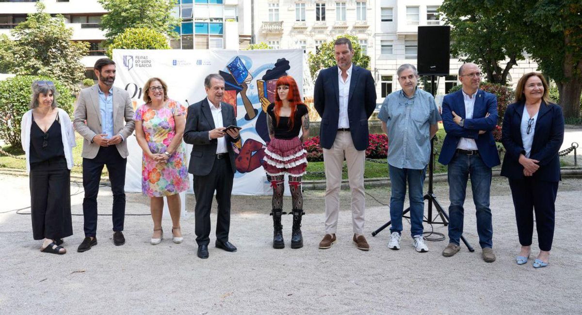Abel Caballero y José López, con Branca Trigo, Gómez, Alonso, Lorenzo, Ortiz y responsables de la Feria del Libro. 1 julio 2025. Adrián Irago