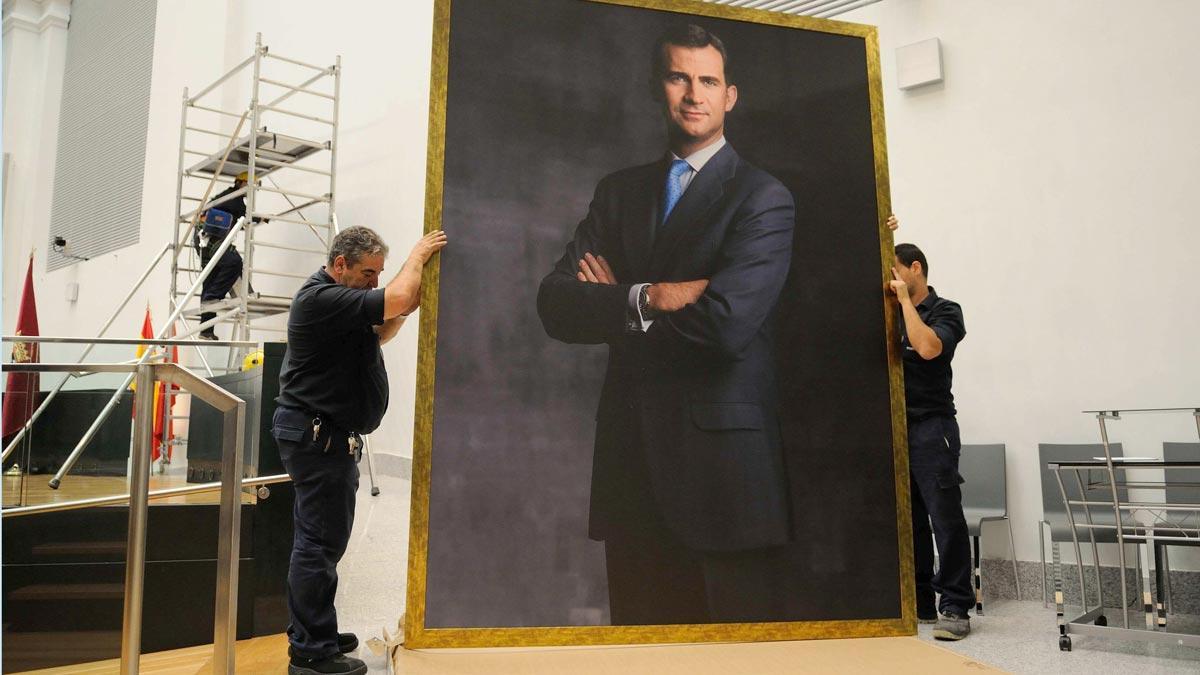 Trabajos de instalación de la foto del rey de Felipe VI en el salón de plenos del Palacio de Cibeles, en Madrid, en el 2014.