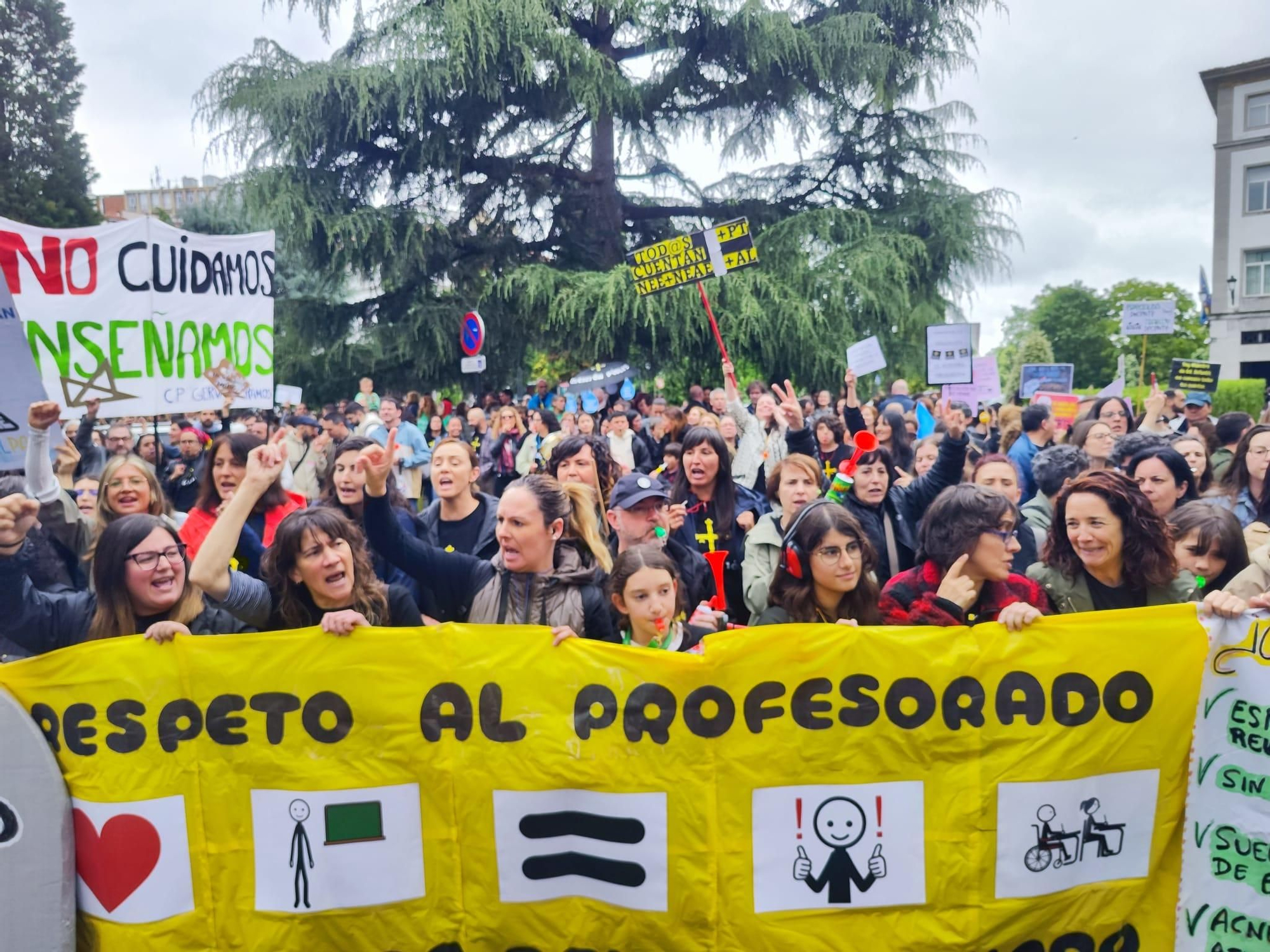 EN IMÁGENES: una gran columna de profesores ataviesa Oviedo para pedir soluciones tras la dimisión de Lydia Espina