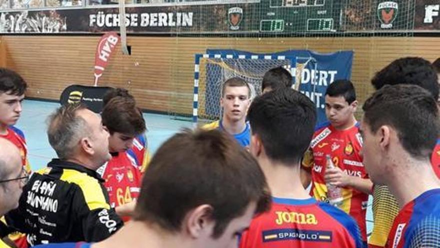 Martí charla con sus jugadores durante un partido. // @RFEBalonmano