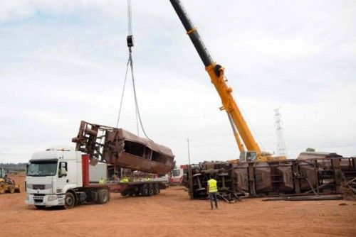 Treballs de retirada del tren descarrilat