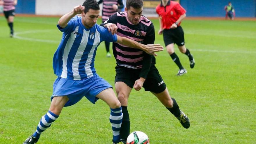 Jorge Fidalgo, que en la imagen pelea con Davo (Tuilla), podría jugar de central en Ceares.