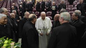 El Papa Francisco con los obispos españoles en el Vaticano.