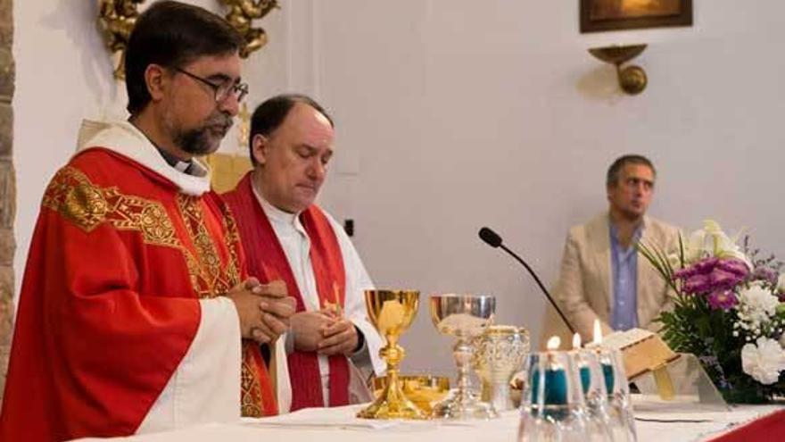 La iglesia del Cristo de las Cadenas, con la Banda de Gaitas &quot;Ciudad de Oviedo&quot; lista para tocar a la salida de la misa de doce. A la derecha, Julián Herrojo preside la celebración.