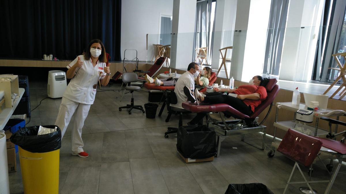 Personal del ICHH y donantes en el salón de actos del Colegio Teresiano.