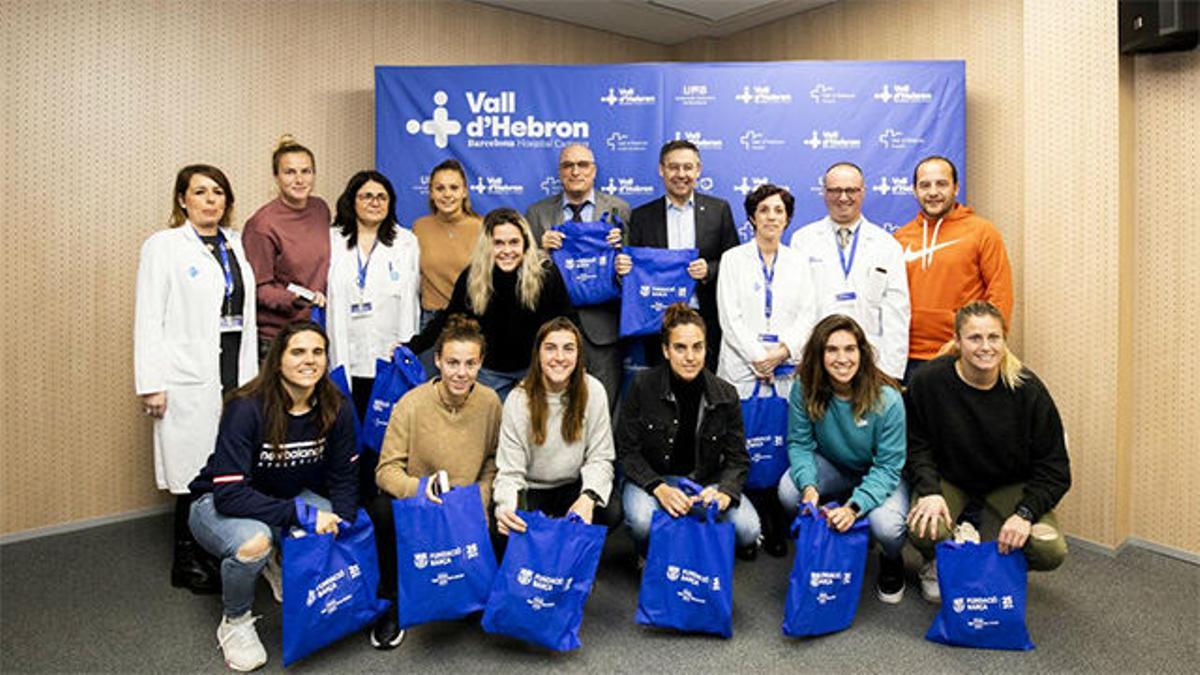 El Barça Femenino visitó los hospitales de Barcelona