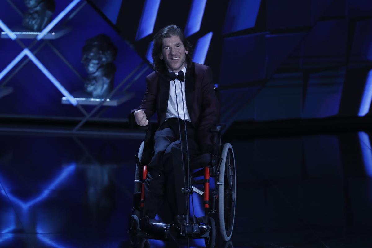 SEVILLA 11/02/2023.- El actor Telmo Irureta antes de recibir el premio a mejor actor revelación por su trabajo en La consagración de la primavera durante la gala de la XXXVII edición de los Premios Goya que se celebra este sábado en el Palacio de Congresos y Exposiciones FIBES de Sevilla. EFE/Jose Manuel Vidal