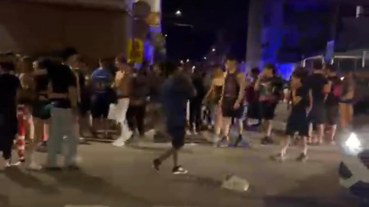 Desenes d'adolescents es barallen de matinada a Sant Joan de Vilatorrada en un enfrontament multitudinari amb armes