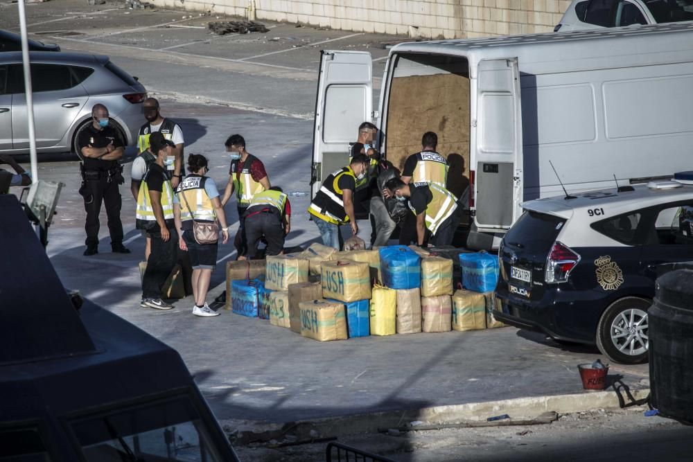 La droga ha sido descargada esta tarde y hay varios detenidos en una operación de la Guardia Civil, Policía Nacional y Vigilancia Aduanera.