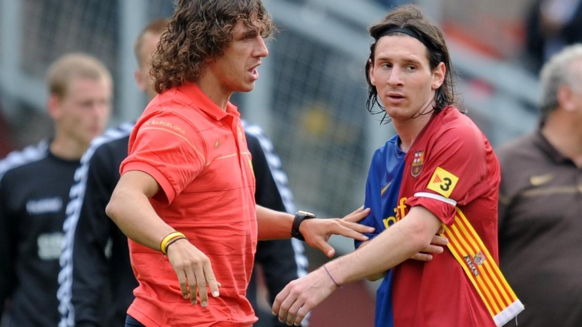 Puyol traspasa a Messi el brazalete en un partido de la pretemporada de 2008.