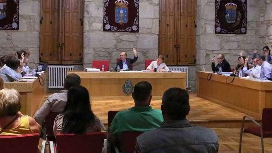 Una votación en la última sesión plenaria en Ponteareas. // A.Hernández