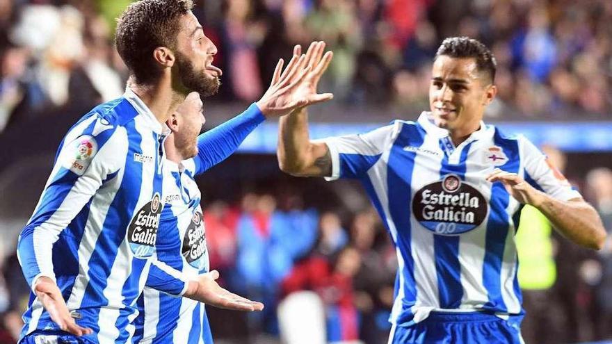 Domingos Duarte y David Simón celebran un gol en un partido en Riazor.