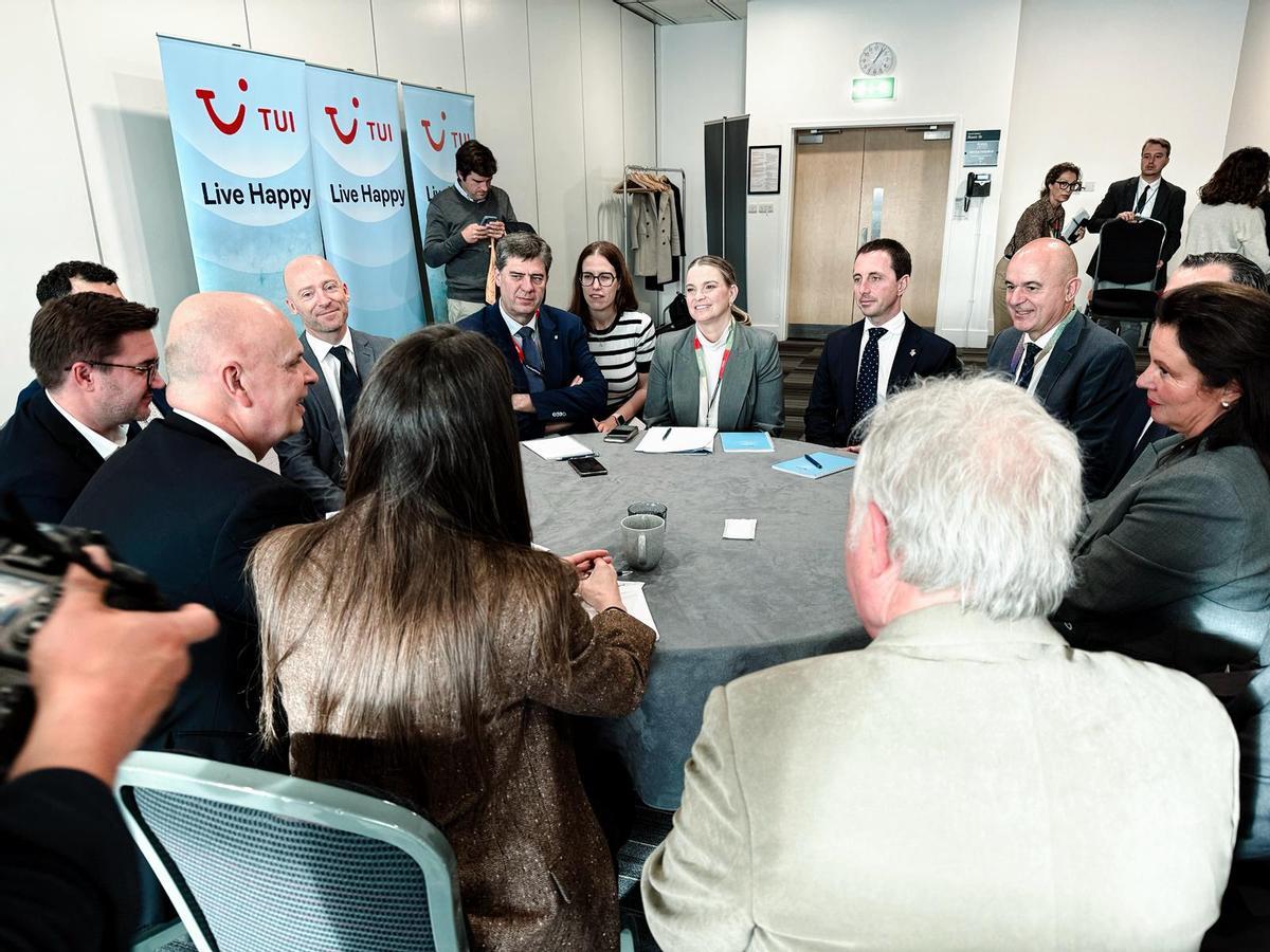 La delegación balear reunida con representantes de TUI.